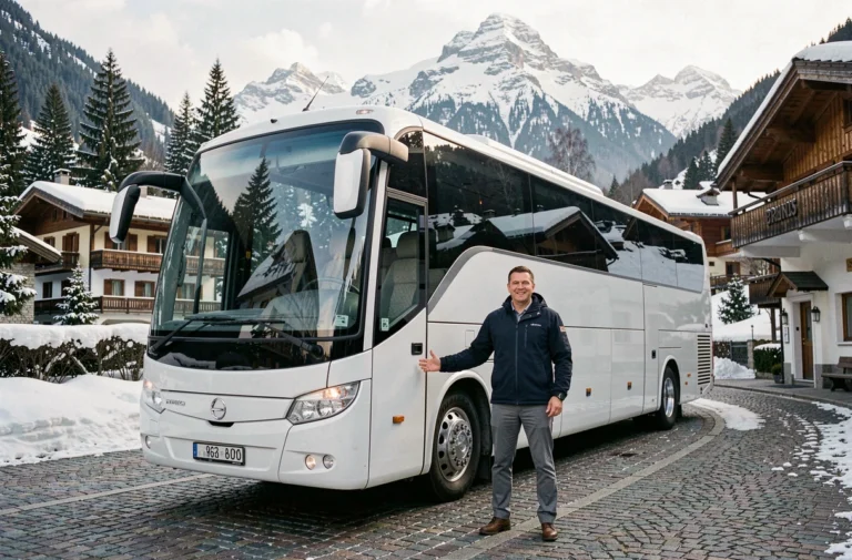 Autocar moderne avec chauffeur professionnel devant un village suisse en montagne enneigée